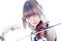 Fenella Humphreys playing the violin